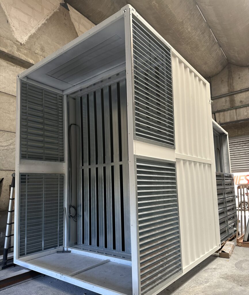 Extension de silencieux sur l'entrée d'air de refroidissement d'un container