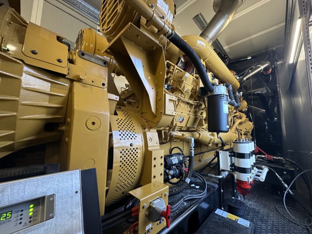 Intégration d'un groupe électrogène Caterpillar dans un container acoustique