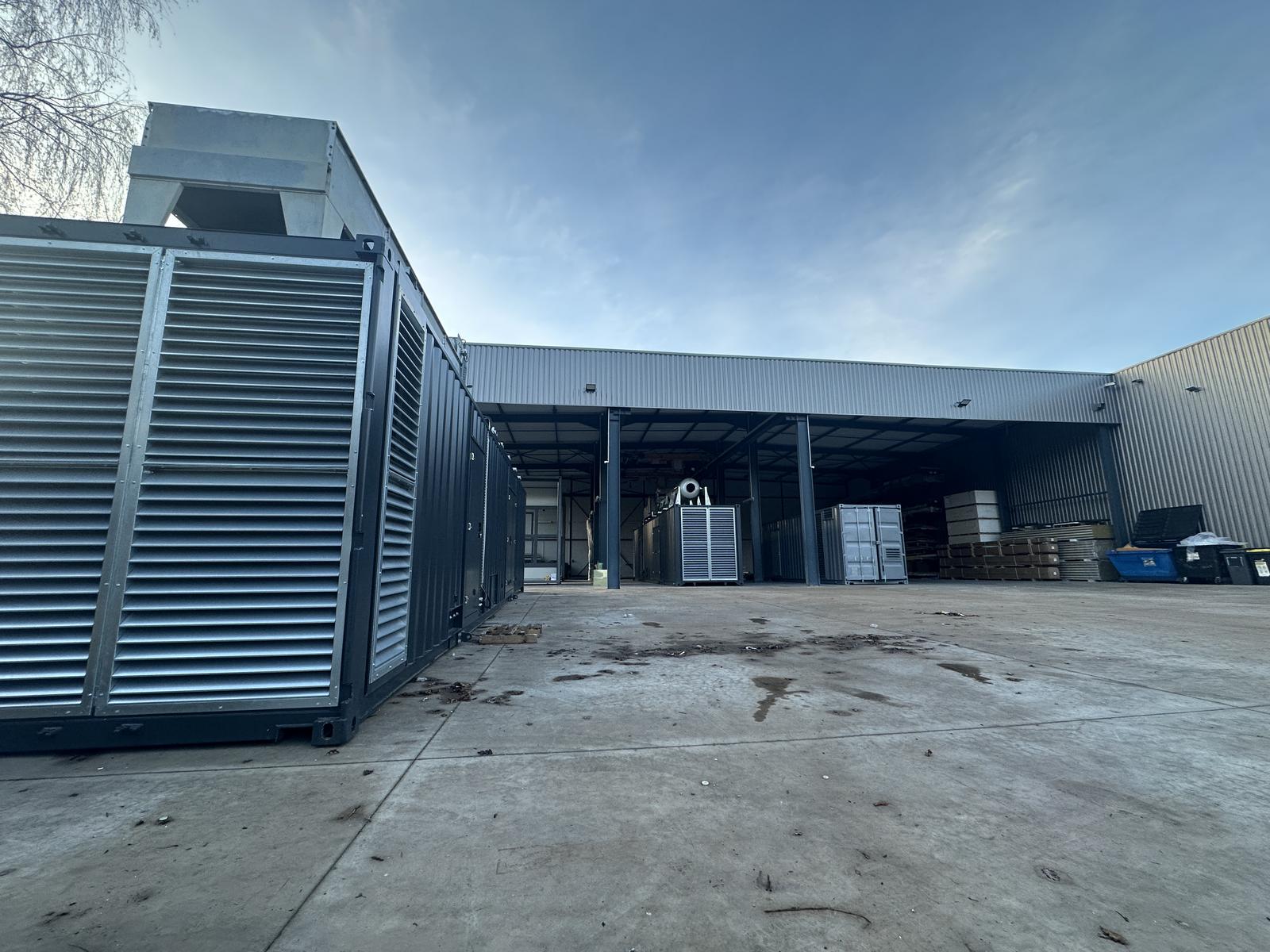 Containers techniques assemblés et équipés en atelier avant livraison sur site