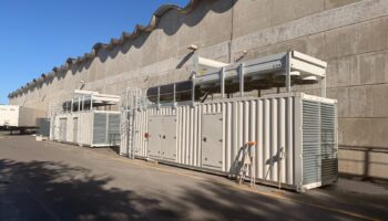 Cas client : trois containers groupe électrogène pour un supercalculateur 1 Container Groupe électrogène de centre de calcul avec aéroréfrigérant en toiture