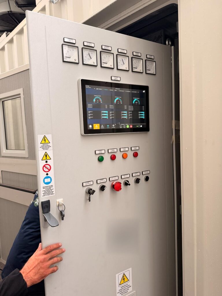 Armoire de commande du groupe électrogène intégrée dans le container