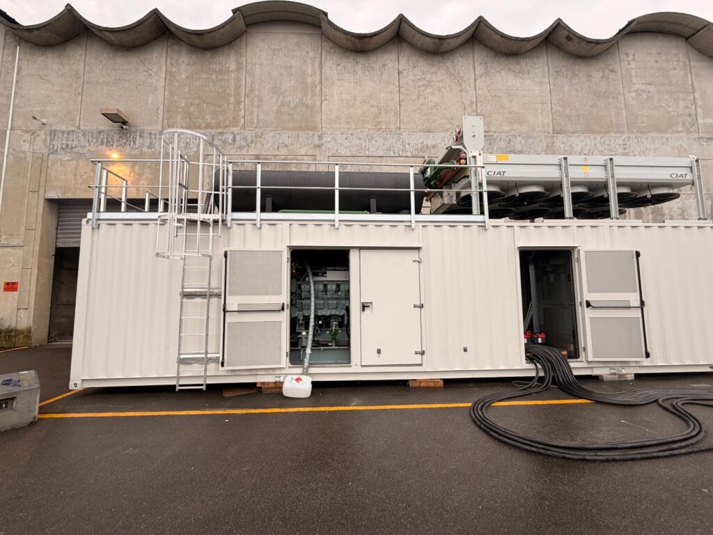 Container groupe électrogène portes acoustiques ouvertes sur le moteur diesel, aéroréfrigérant en toiture