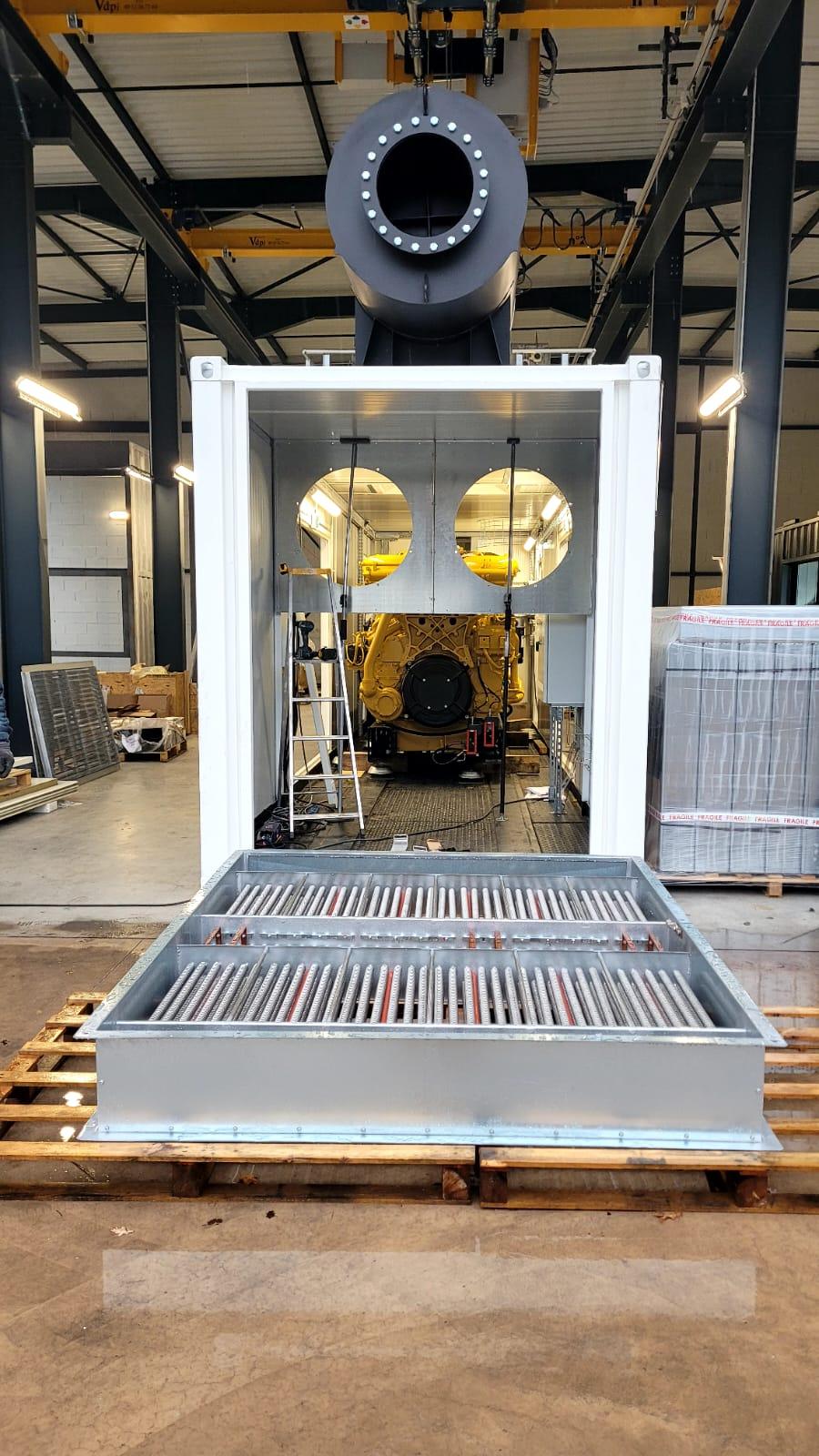 Installation des ventilateurs assurant le renouvellement d'air d'un container technique