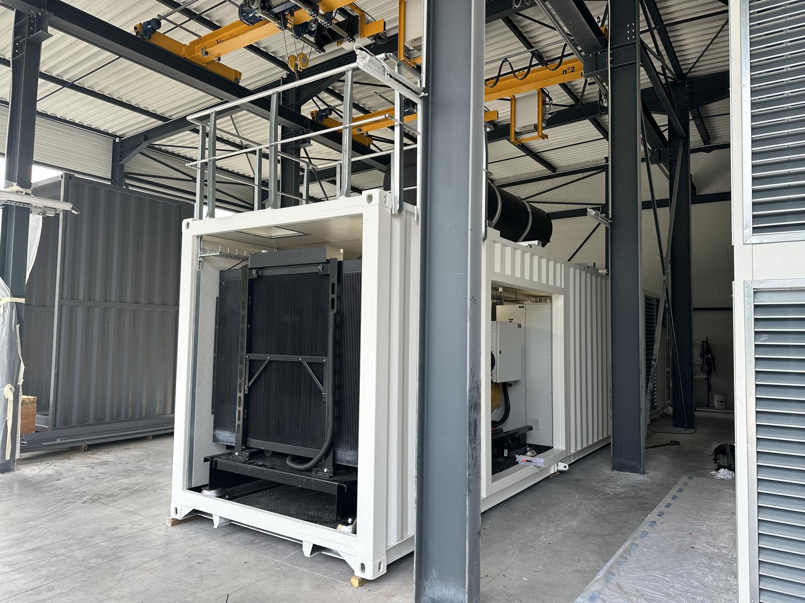 Intégration d'un groupe électrogène et de sa ligne d'échappement dans un container