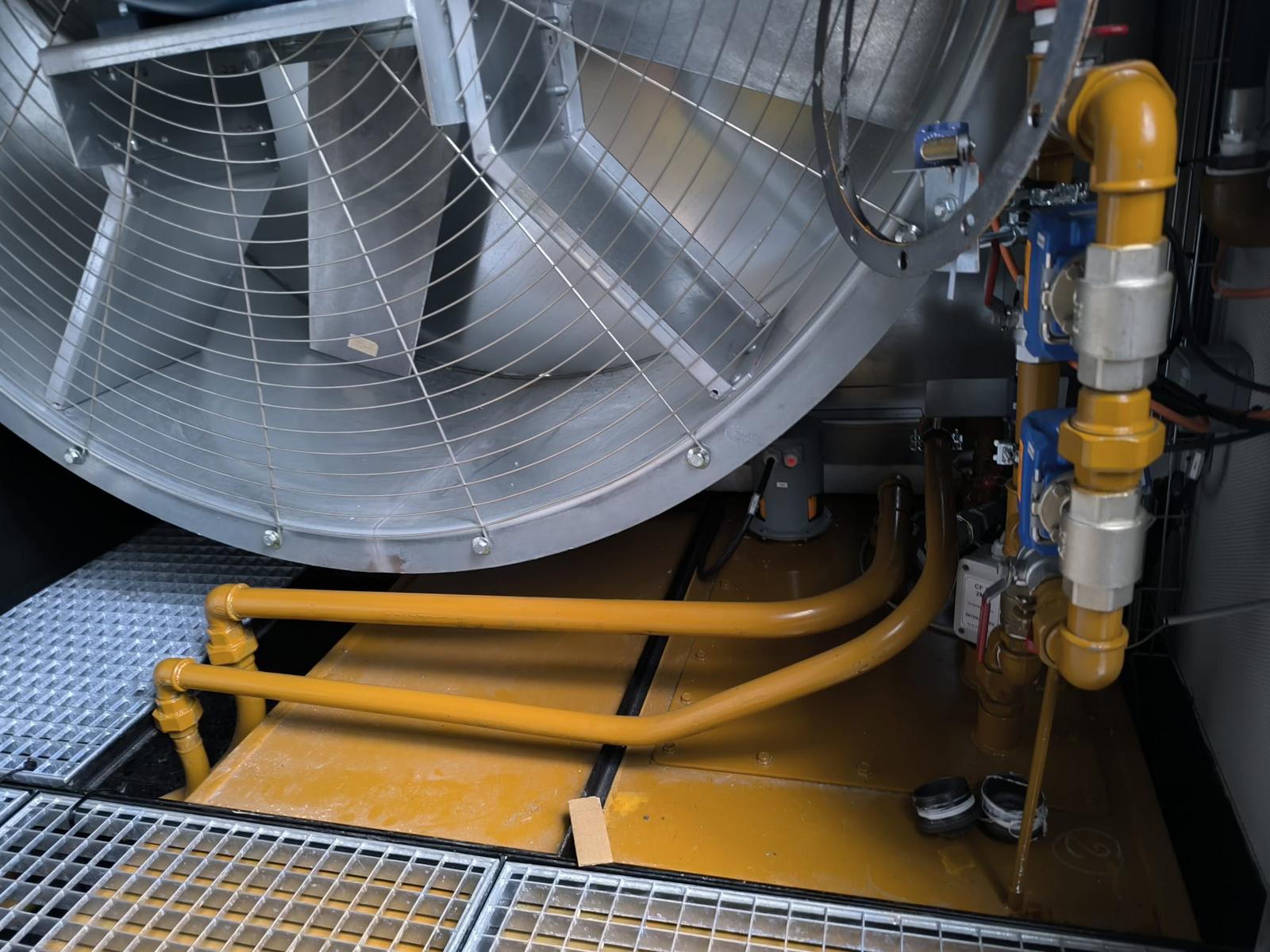 Réseau d'alimentation en carburant d'un groupe électrogène intégré en container