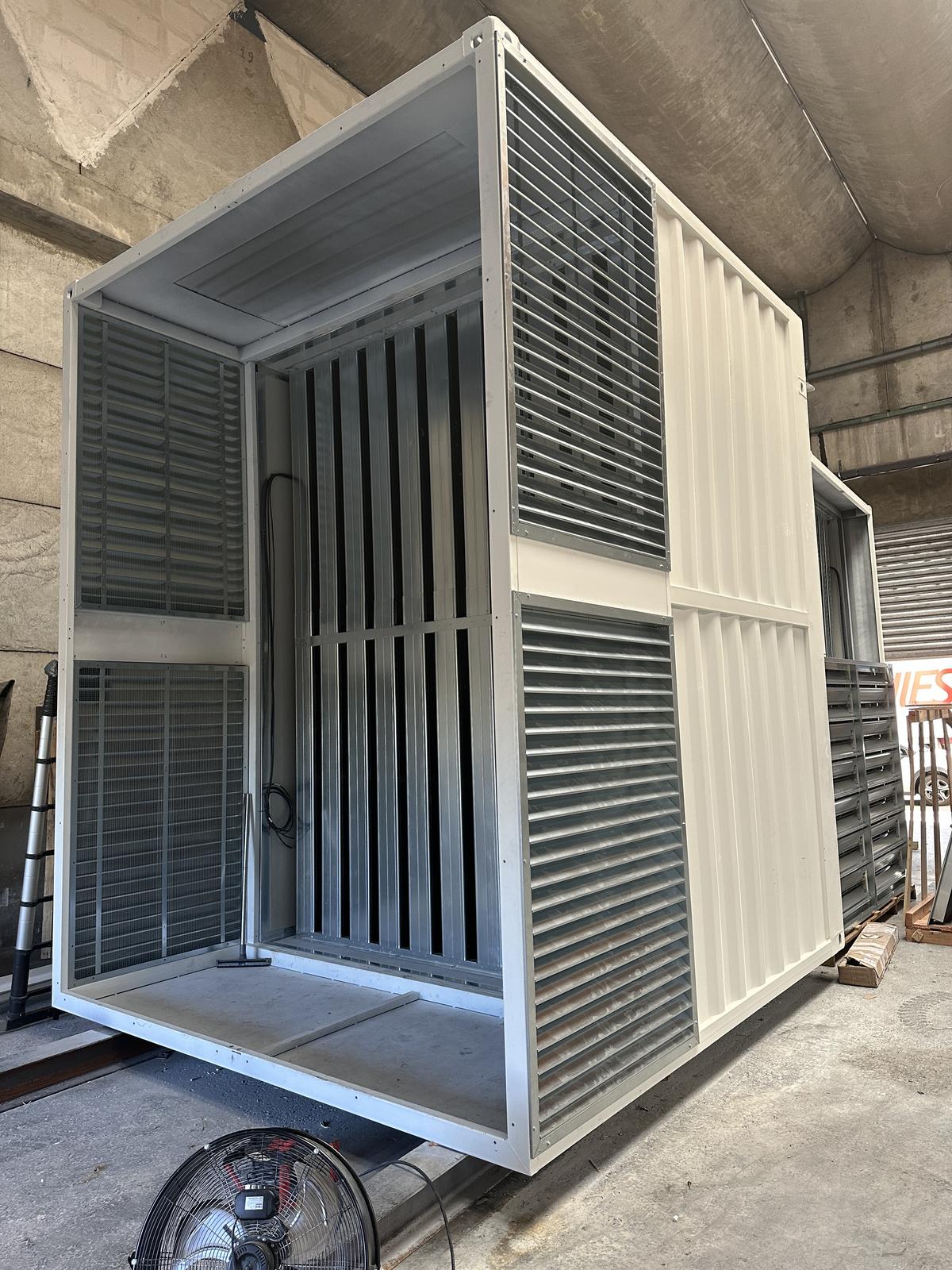 Extension de silencieux sur l'entrée d'air d'un container groupe électrogène